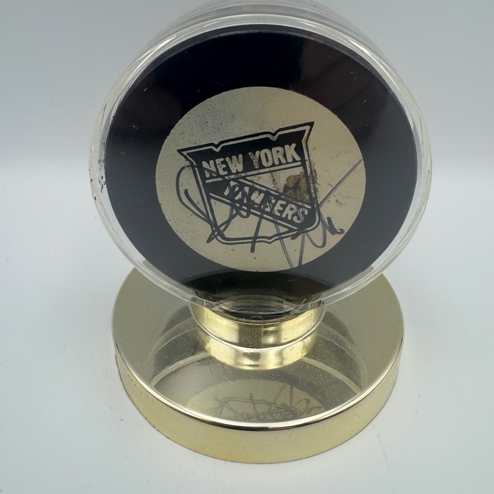 New York Rangers Signed Hockey Puck‎ Display Stand